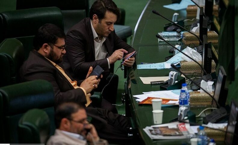 استفاده نمایندگان از تلفن همراه در صحن مجلس و کمیسیون‌ها ممنوع شد