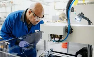 سرمایه‌گذاری اپل در تولید آهن‌رباهای خاکی کمیاب آمریکا