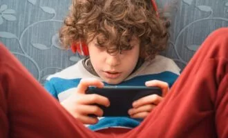 اعمال محدودیت حسابهای کاربران زیر 18 سال توسط یوتوب