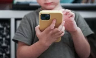 موبایل و افکار خودکشی در کودکان زیر ۱۳ سال