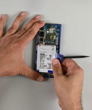 کالبدشکافی گلکسی زد فولد 7 توسط iFixit؛ تعمیر گوشی دشوار است [تماشا کنید]