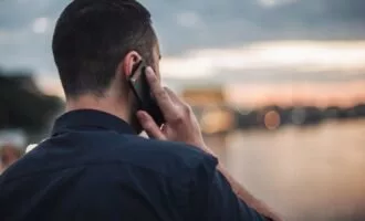 شنود با هوش مصنوعی از طریق لرزش گوشی