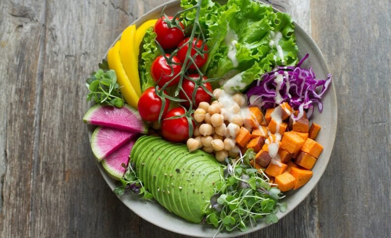 محققان: برای کاهش وزن نوع غذا مهم‌تر از میزان کالری است
