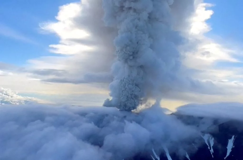 russian volcano erupts 1.jpeg - در پی زلزله مهیب کامچاتکا، آتشفشانی در روسیه پس از ۴۰۰ سال فوران کرد