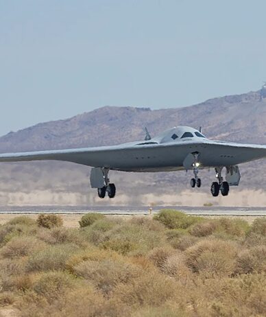 دومین بمب‌افکن پنهانکار B-21 ریدر برای نخستین بار در کالیفرنیا به پرواز درآمد