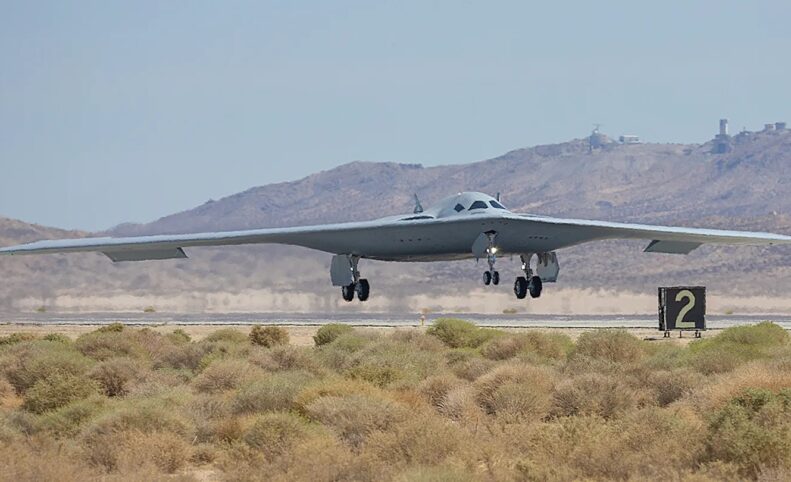دومین بمب‌افکن پنهانکار B-21 ریدر برای نخستین بار در کالیفرنیا به پرواز درآمد