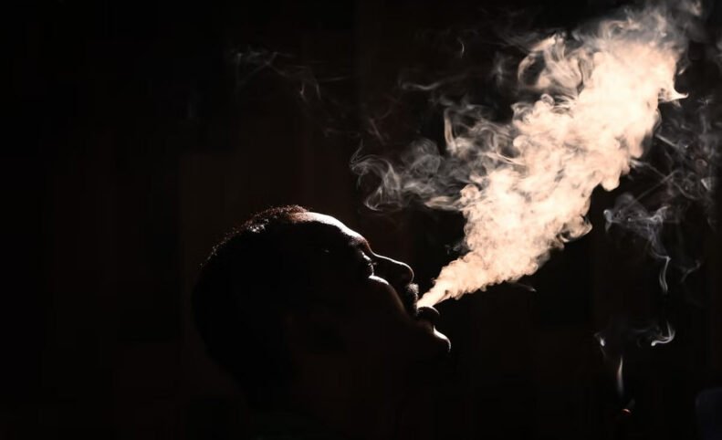 تحقیق جدید: سیگار کشیدن حتی سلامت ریه نوه یک فرد سیگاری را هم تهدید می‌کند