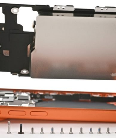 آیفون ۱۷ پرو زیر ذره‌بین iFixit؛ نگاهی به سیستم خنک‌کننده و مشکل خش‌پذیری [تماشا کنید]