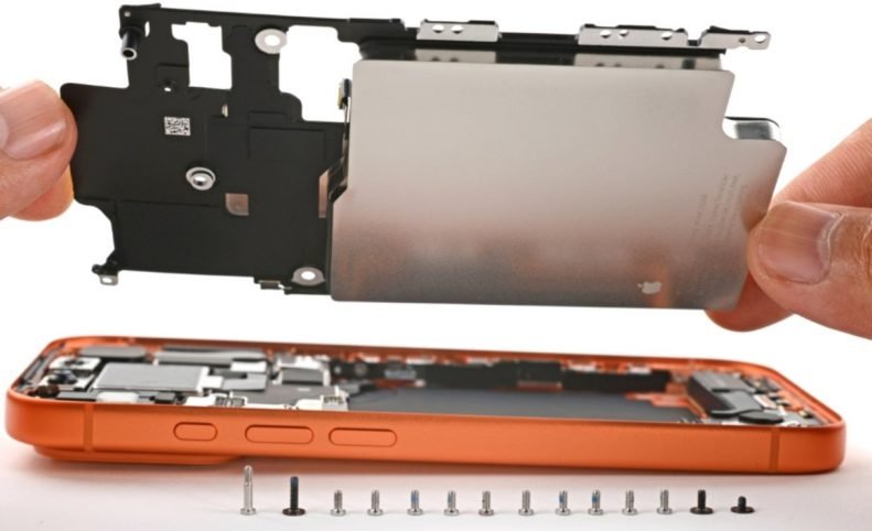 آیفون ۱۷ پرو زیر ذره‌بین iFixit؛ نگاهی به سیستم خنک‌کننده و مشکل خش‌پذیری [تماشا کنید]