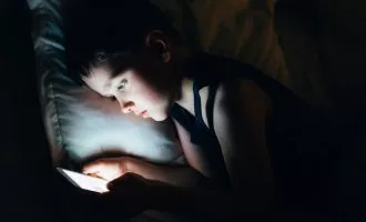 کاربر خردسال درحال استفاده از گوشی