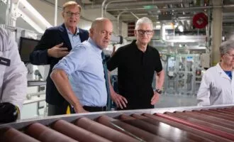 تیم کوک مدیرعامل اپل در کارخانه کورنینگ