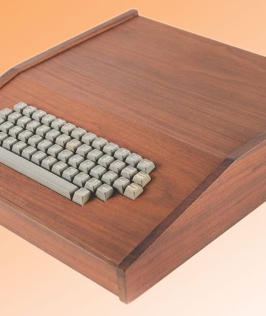 کامپیوتر Apple-1 با کیس چوبی با قیمت نزدیک به نیم میلیون دلار در حراجی فروخته شد
