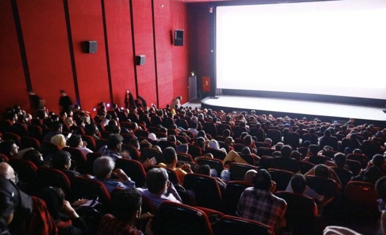 مرور آمار فروش آنلاین بلیت در نیمه اول سال ۱۴۰۴؛ صدرنشین‌‌های بازار آنلاین فروش بلیت سینما و تئاتر کدام‌اند؟