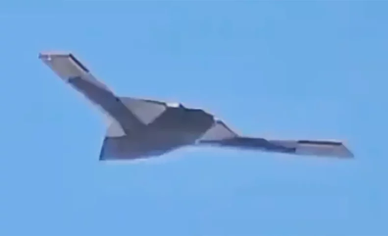 پهپاد پنهانکار مرموز چین برای اولین‌بار در آسمان مشاهده شد؛ رقیب B-21 Raider آمریکا؟