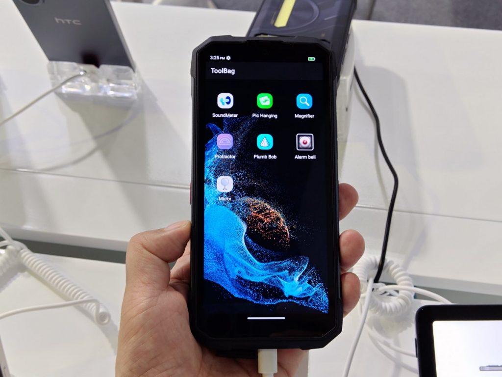 رونمایی سری جدید HTC Wildfire و گوشی گیمینگ در GITEX 2025