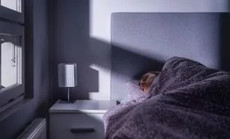 خوابیدن در شرایط پر نور