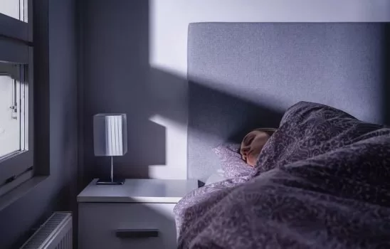 خوابیدن در شرایط پر نور