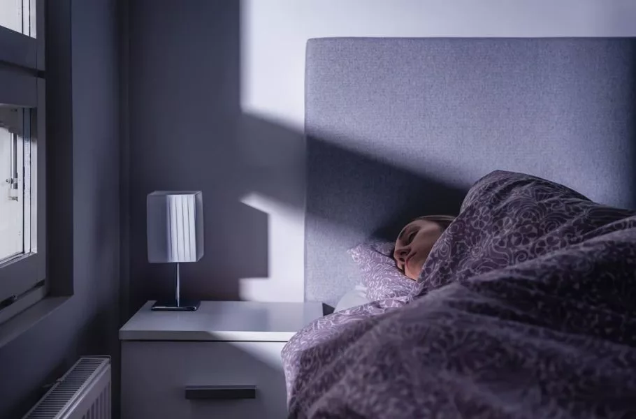 خوابیدن در شرایط پر نور