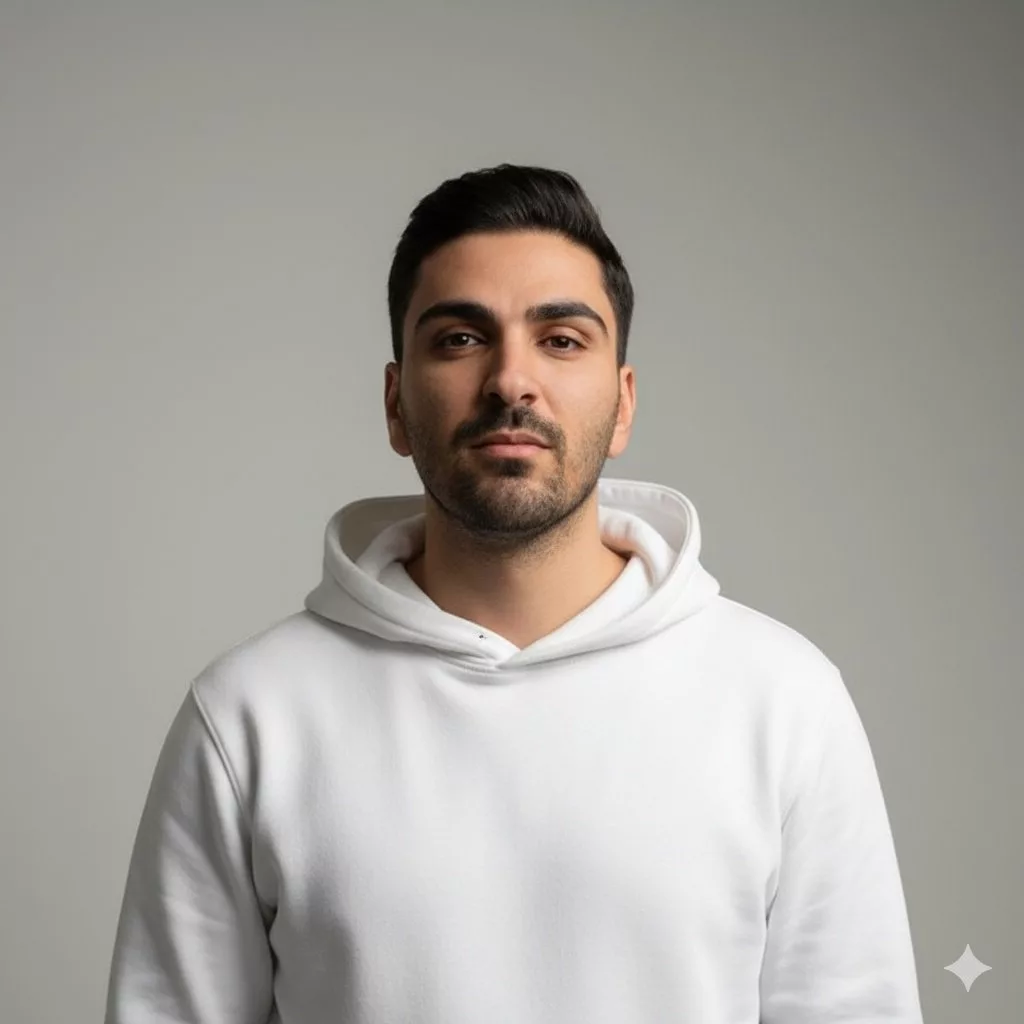 مردی با هودی سفید