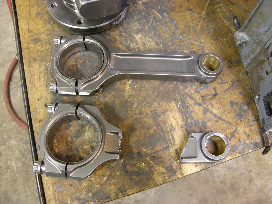 یک شاتونن سالم در کنار یک شاتون شکسته