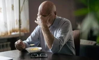 تنها غذا خوردن