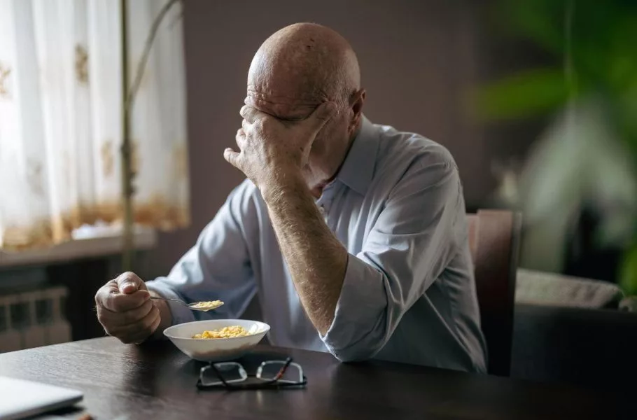 تنها غذا خوردن