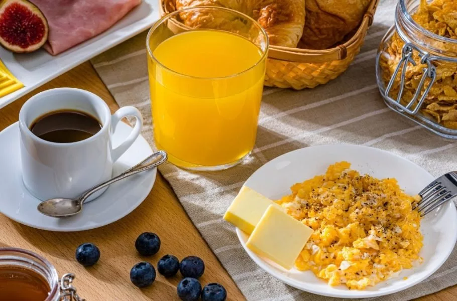 آب پرتقال در صبحانه