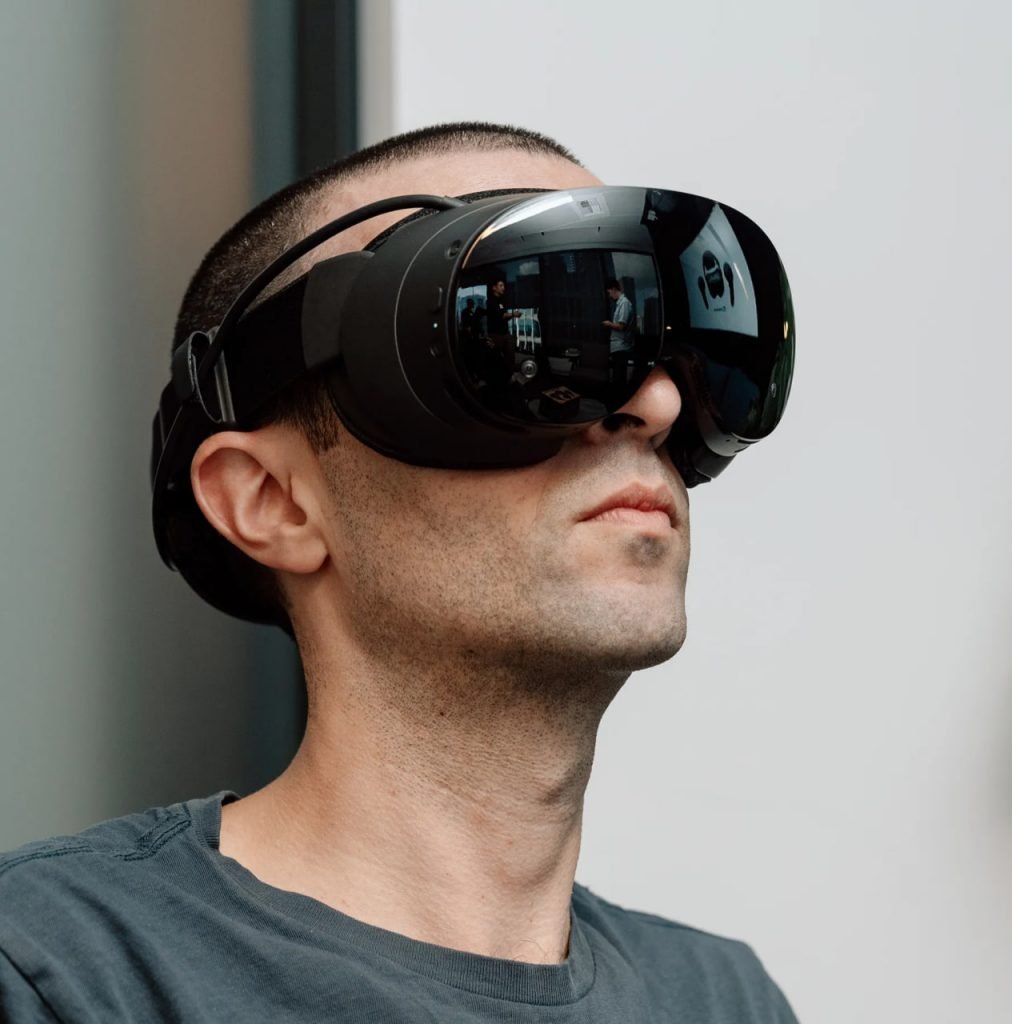 هدست Steam Frame درحال استفاده