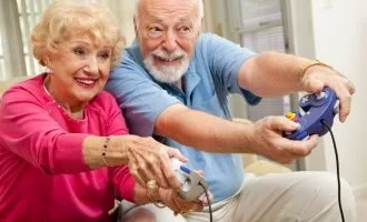 بازی کردن افراد پیر