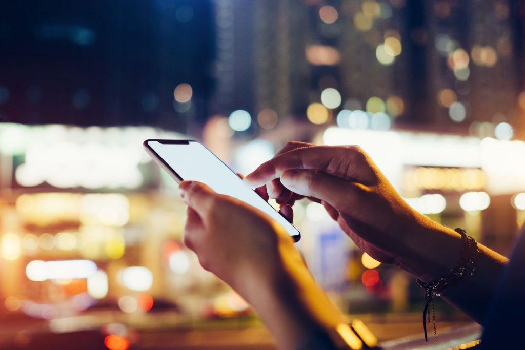 فردی در حال کار با موبایل