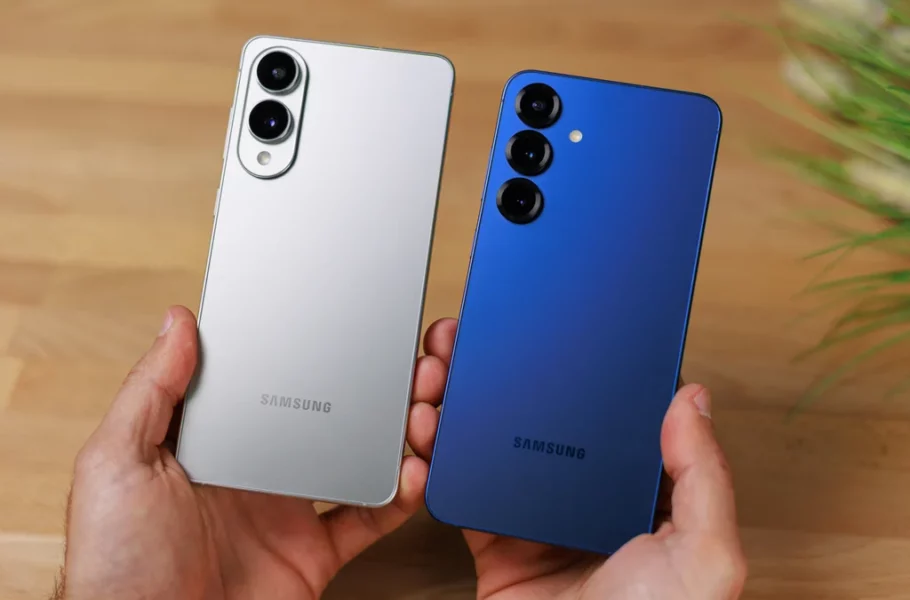 گوشی سامسونگ آبی یا سه لنز و سمت چپ به رنگ نقرهای با دو لنز