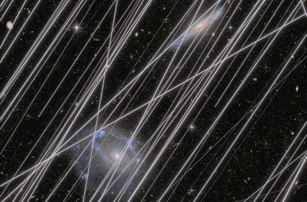 رد نور ماهواره‌ها در فضا