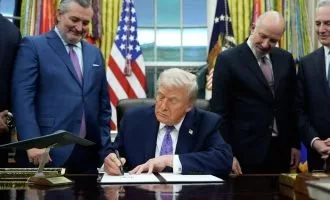 امضا کردن فرمان اجرایی هوش مصنوعی توسط ترامپ