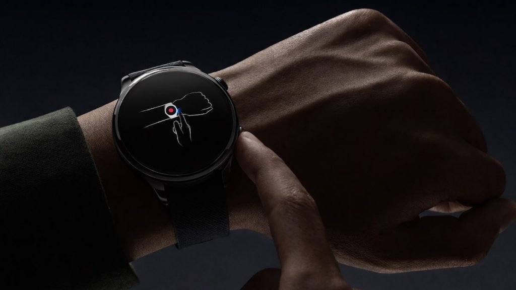 شیائومی واچ 5 در دست