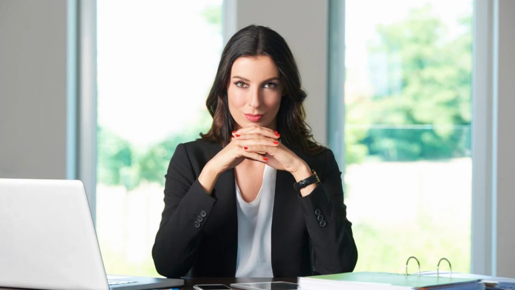 کارمند پشت میز کار