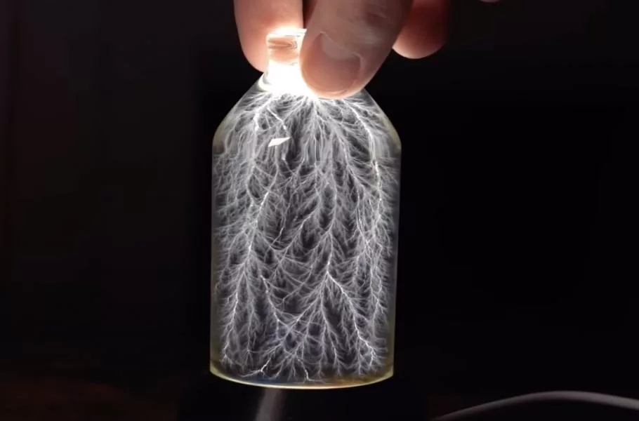 رعدوبرق درون بطری