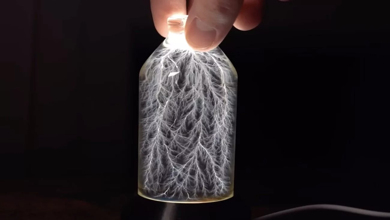 آزمایش شگفت‌انگیز یوتوبر آمریکایی: حبس رعدوبرق درون بطری شیشه‌ای [تماشا کنید]