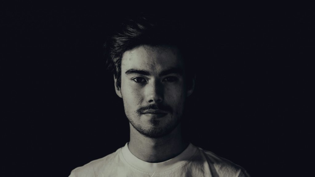 تصویر پرتره سیاه سفید از یک مرد ساخته شده با پرامپت حرفه ای