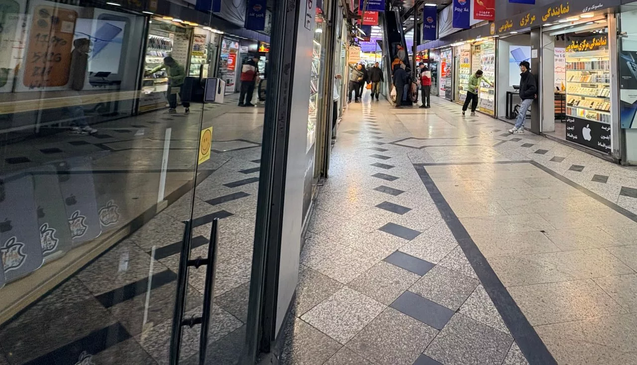 فروشندگان موبایل در گفتگو با دیجیاتو: تا زمانی که دلار آرام نگیرد، صبح باز می‌کنیم و عصر می‌بندیم!