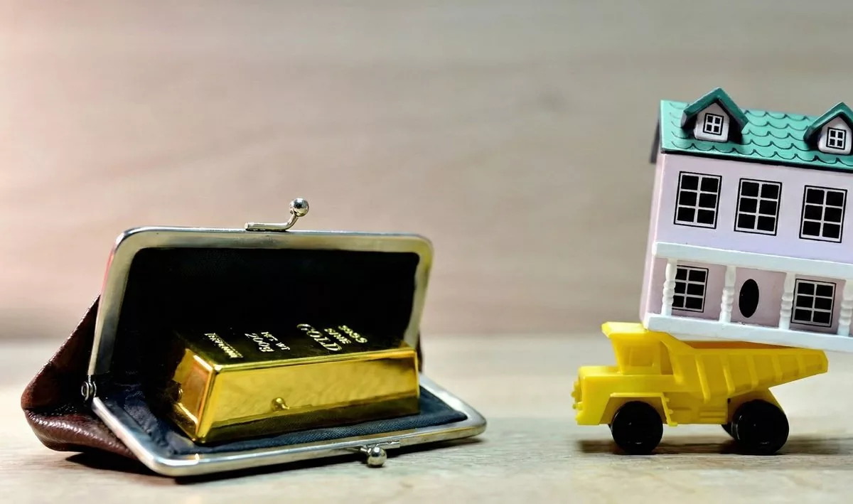 هجوم به بازار طلا؛ آیا فروش خودرو و خانه توجیه اقتصادی دارد؟