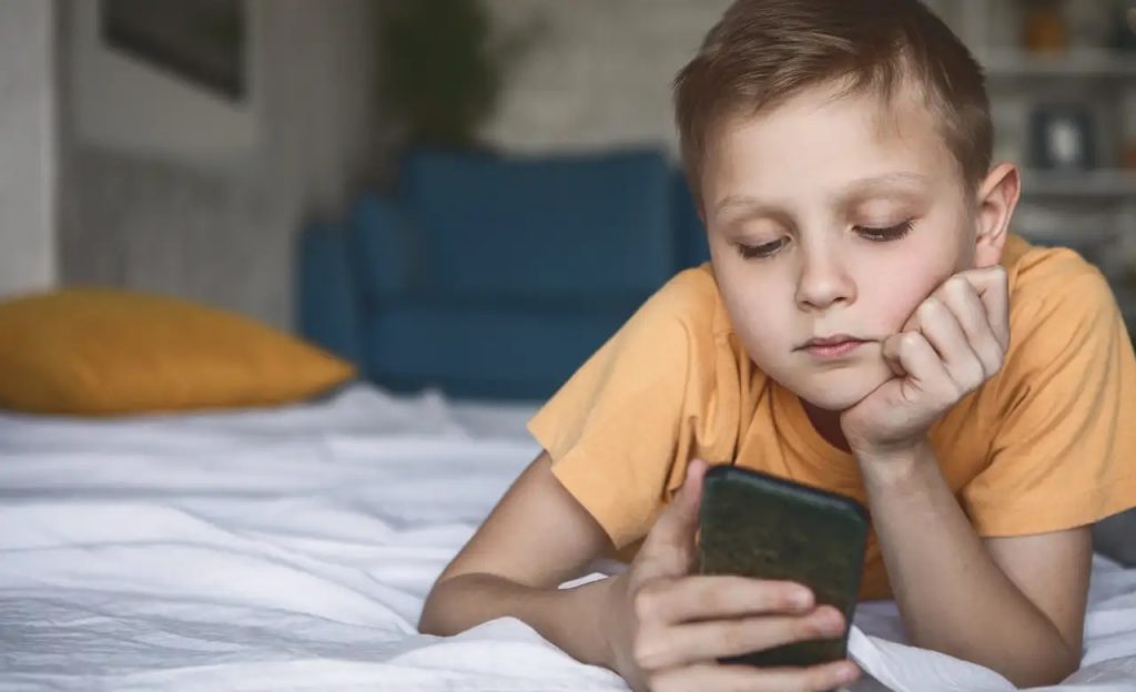 داشتن موبایل قبل ۱۲ سالگی و افسردگی و چاقی کودکان