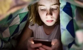 داشتن موبایل قبل ۱۲ سالگی و افسردگی و چاقی کودکان