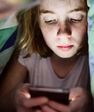 داشتن موبایل قبل ۱۲ سالگی و افسردگی و چاقی کودکان