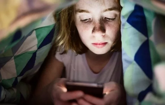داشتن موبایل قبل ۱۲ سالگی و افسردگی و چاقی کودکان