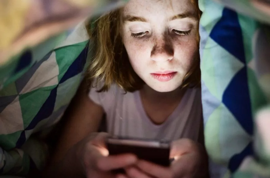 داشتن موبایل قبل ۱۲ سالگی و افسردگی و چاقی کودکان
