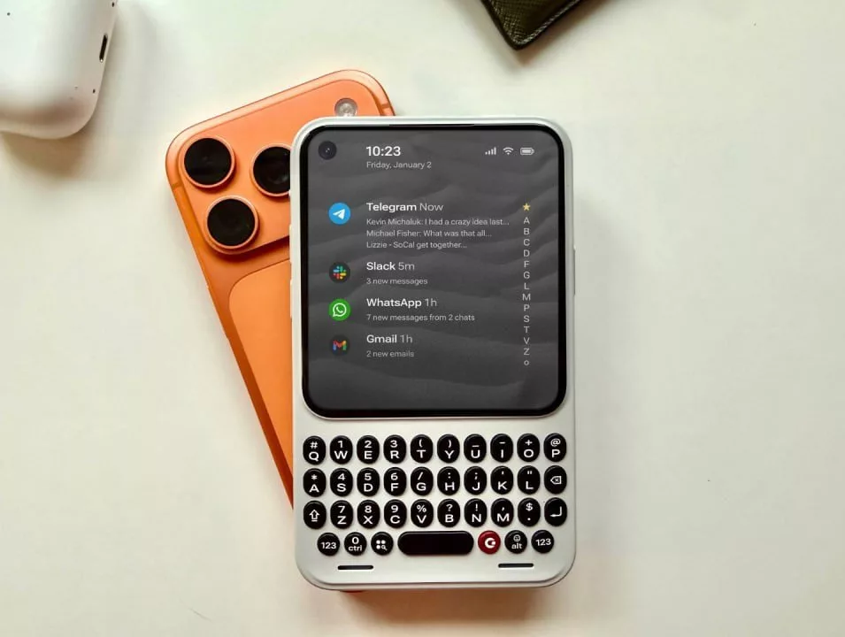 Clicks Communicator روی یک آیفون پرو