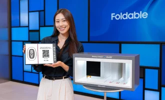 تست مقاومت پنل OLED تاشو سامسونگ در برابر پرتاب توپ