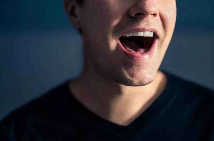 فردی با دهان باز