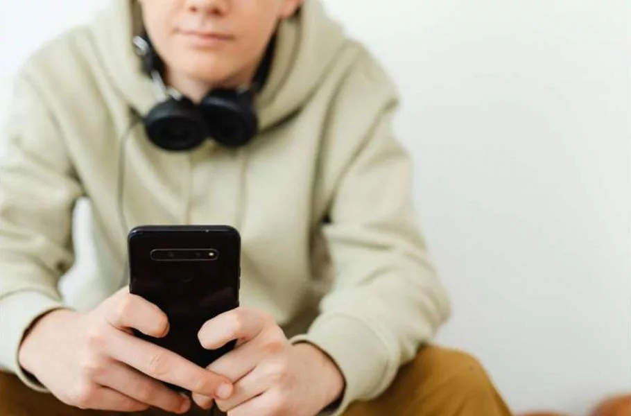 نوجوان در حال کار با گوشی هوشمند