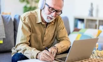 فردی درحال کار کردن با لپ‌تاپ